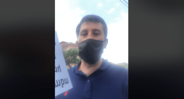 Инициатор протеста у здания парламента Армении 12 июня 2020 года Рубен Меликян. Стоп-кадр прямой трансляции с акции, https://www.facebook.com/rubenmelikian/videos/10222839819648210/