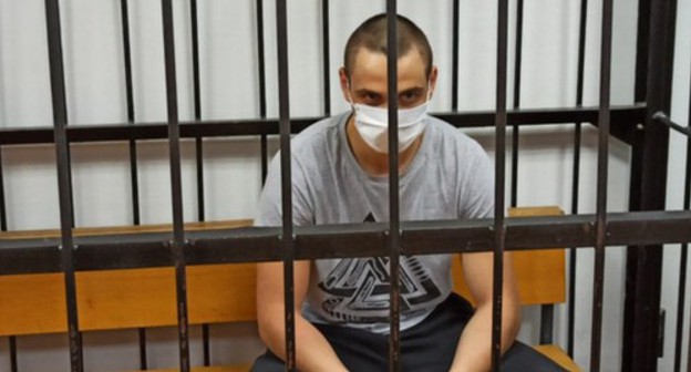 Обвиняемый в убийстве первокурсника медуниверситета
в зале суда. Фото: объединенная пресс-служба судов Волгоградской области
