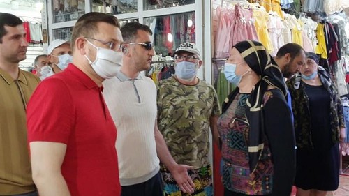 Сотрудники мэрии проверяют вещевой рынок в Махачкале 27 июня 2020 года. Фото пресс-службы администрации Махачкалы, https://www.mkala.ru Сотрудники мэрии проверяют вещевой рынок в Махачкале 27 июня 2020 года. Фото пресс-службы администрации Махачкалы, https://www.mkala.ru