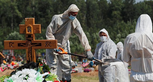 Захоронение умерших от COVID-19. Фото: REUTERS/Anton Vaganov Захоронение умерших от COVID-19. Фото: REUTERS/Anton Vaganov