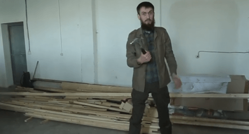 Чингиз Ахмадов с молотком. Фото: стоп-кадр видео Instagram https://www.instagram.com/p/B9TZgN4IXm4/**