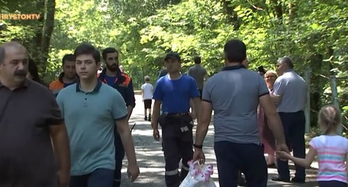 Люди в роще Хетага. Кадр видео телекомпании "Осетия-Ирыстон" https://www.youtube.com/watch?v=9npjYd1eJWw&feature=emb_title Люди в роще Хетага. Кадр видео телекомпании "Осетия-Ирыстон" https://www.youtube.com/watch?v=9npjYd1eJWw&feature=emb_title