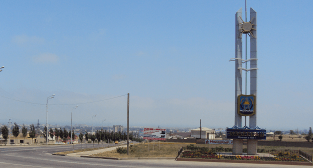 Стела при въезде в ИЗбербаш. Фото: By АбуУбайда, https://commons.wikimedia.org/w/index.php?curid=22575093