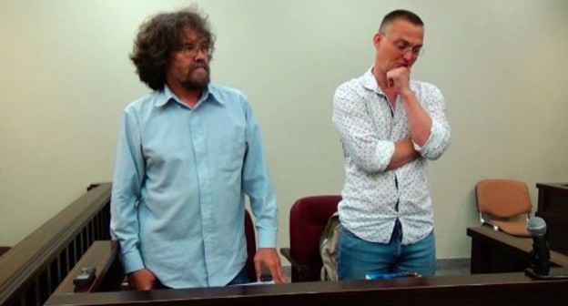 Андрей Рудомаха и Михаил Беньяш заслушивают решение о признании обыска 30.07.2019г. незаконным
. Фото пресс-службы "Эковахты" http://ewnc.org/node/28175.