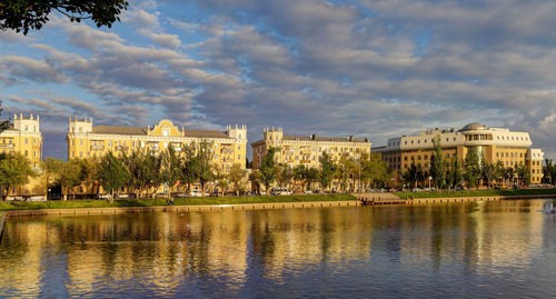 Астрахань. Пруд "Лебединое озеро"/ Фото Alexxx1979- https://commons.wikimedia.org/wiki/Category:Astrakhan#/media/File:Astrakhan_P5091018_2200.jpg Астрахань. Пруд "Лебединое озеро"/ Фото Alexxx1979- https://commons.wikimedia.org/wiki/Category:Astrakhan#/media/File:Astrakhan_P5091018_2200.jpg