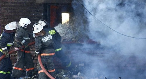 Пожарные тушат огонь. Фото: Владимир Аносов / Югополис Пожарные тушат огонь. Фото: Владимир Аносов / Югополис