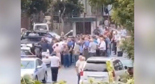 Сход родственников заключенных у здания МВД Абхазии. Кадр видео, опубликованного в Telegram-канале D News Abkhazia Сход родственников заключенных у здания МВД Абхазии. Кадр видео, опубликованного в Telegram-канале D News Abkhazia