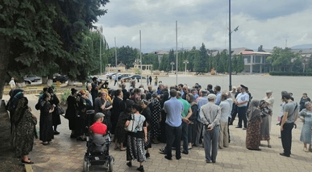 Митинг в Буйнакске 11 июля 2020 года. Фото со страницы мэрии Буйнакска в Instagram,  https://www.instagram.com/p/CCfzgtJAEjv/