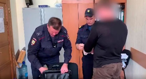Задержание начальника отдела экономической безопасности и противодействия коррупции ОМВД России по городу Невинномысску, подозреваемого в покушении на мошенничество. Фото пресс-службы СКР https://stavropol.sledcom.ru/news/item/1482523/ Задержание начальника отдела экономической безопасности и противодействия коррупции ОМВД России по городу Невинномысску, подозреваемого в покушении на мошенничество. Фото пресс-службы СКР https://stavropol.sledcom.ru/news/item/1482523/