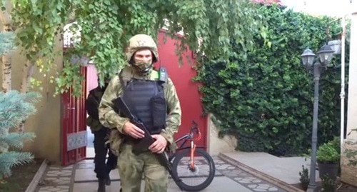 Сотрудник силовых структур. Стоп-кадр видео Следственный комитет Российской Федерации https://www.youtube.com/watch?v=OpCFWRqbYcI&feature=youtu.be
Сотрудник силовых структур. Стоп-кадр видео Следственный комитет Российской Федерации https://www.youtube.com/watch?v=OpCFWRqbYcI&feature=youtu.be