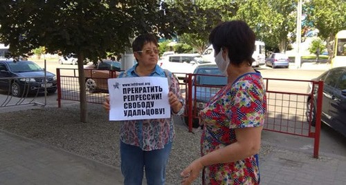 Татьяна Педан общается с прохожей во время пикета. Волгоград, 30 июля 2020 г. Фото Татьяны Филимоновой для "Кавказского узла" Татьяна Педан общается с прохожей во время пикета. Волгоград, 30 июля 2020 г. Фото Татьяны Филимоновой для "Кавказского узла"