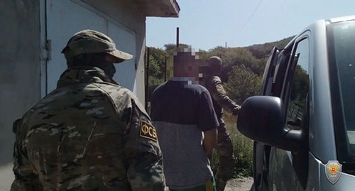 Сотрудники силовых структур во время задержания. Фото пресс-служба Национального антитеррористического комитета http://nac.gov.ru/ Сотрудники силовых структур во время задержания. Фото пресс-служба Национального антитеррористического комитета http://nac.gov.ru/