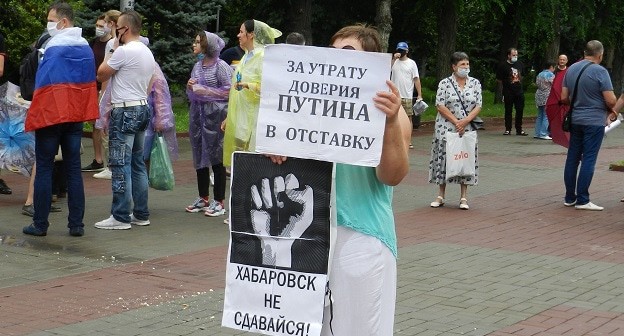 Активистка Галина Заболотнева с плакатами на акции в Волгограде. 1 августа 2020 года. Фото Татьяны Филимоновой для "Кавказского узла"
