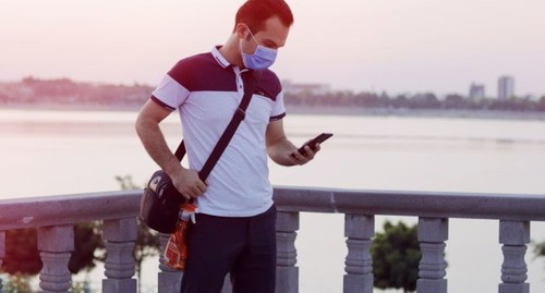 Человек в маске. Фото Habib Dadkhah, unsplash.com
