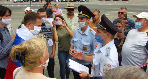 Полицейские предупреждают участников акции в Волгограде 1 августа об ответственности. Фото корреспондента "Кавказского узла".
