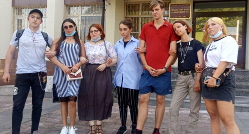Вера Олейникова (в центре) с группой поддержки. Фото Валерия Люгаева для "Кавказского узла". Вера Олейникова (в центре) с группой поддержки. Фото Валерия Люгаева для "Кавказского узла".