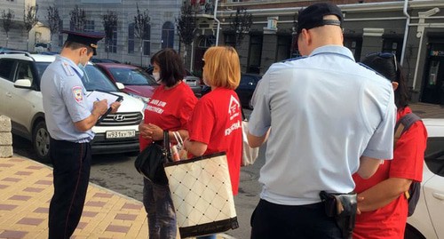 Полицейские вручают ростовских обманутым дольщикам предупреждения. Фото Ирины Власовой для "Кавказского узла"
Полицейские вручают ростовских обманутым дольщикам предупреждения. Фото Ирины Власовой для "Кавказского узла"