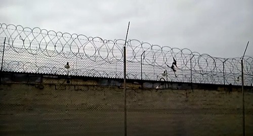 Ограждение Гобустанской тюрьмы в Азербайджане. Кадр видео "Кавказского узла" https://www.youtube.com/watch?v=DcpPxihJrMg&feature=emb_logo Ограждение Гобустанской тюрьмы в Азербайджане. Кадр видео "Кавказского узла" https://www.youtube.com/watch?v=DcpPxihJrMg&feature=emb_logo