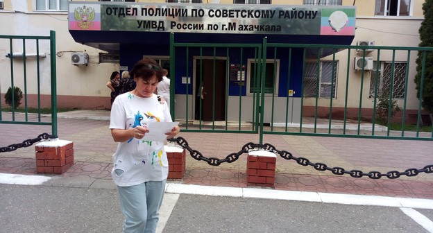Елена Барзукаева у здания отдела полиции по Советскому району Махачкалы. 21 августа 2020 год. Фото Расула Магомедова для "Кавказского узла"
