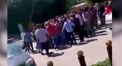 Конфликт в Сунже. Стоп-кадр видео 
РБК
 https://www.youtube.com/watch?v=uXl5c2gKopg&feature=emb_logo