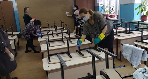 Дезинфекция в школе Кизляра. Фото: официальный сайт города Кизляра http://mo-kizlyar.ru/ Дезинфекция в школе Кизляра. Фото: официальный сайт города Кизляра http://mo-kizlyar.ru/