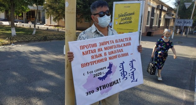 Руководитель калмыцкого отделения партии "Яблоко" Батыр Боромангнаев проводит одиночный пикет против притеснения монголов в Китае. Элиста, 3 сентября 2020. Фото Бадмы Бюрчиева для "Кавказского узла"

