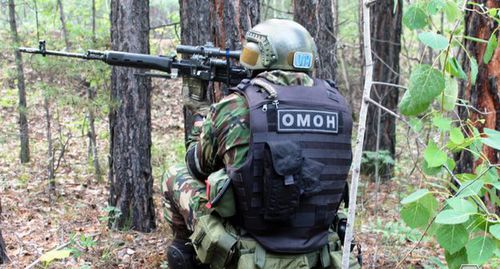 Сотрудник ОМОН. Фото: пресс-служба НАК http://nac.gov.ru/antiterroristicheskie-ucheniya/antiterroristicheskie-ucheniya-v-respublike-0.html#&gid=1&pid=2 Сотрудник ОМОН. Фото: пресс-служба НАК http://nac.gov.ru/antiterroristicheskie-ucheniya/antiterroristicheskie-ucheniya-v-respublike-0.html#&gid=1&pid=2