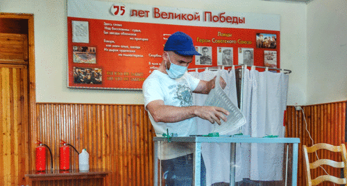 Выбор сделан. Избиратель отпускает бюллетень в урну. Фото Ильяса Капиева для "Кавказского узла" Выбор сделан. Избиратель отпускает бюллетень в урну. Фото Ильяса Капиева для "Кавказского узла"