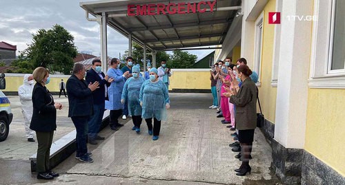 Два выздоровевших пациента покидают клинику "Медальфа" в Батуми под аплодисменты медицинского персонала больницы. Фото: кадр видео 1tv.ge https://1tv.ge/ru/news/poslednie-vyzdorovevshie-pacienty-pokinuli-batumskuju-kliniku-medalfa/ Два выздоровевших пациента покидают клинику "Медальфа" в Батуми под аплодисменты медицинского персонала больницы. Фото: кадр видео 1tv.ge https://1tv.ge/ru/news/poslednie-vyzdorovevshie-pacienty-pokinuli-batumskuju-kliniku-medalfa/