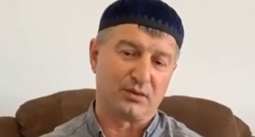 отец от Салмана Тепсуркаева. Кадр видео канала 
HOT NEWS https://www.youtube.com/watch?time_continue=7&v=93nPWsVuTHg&feature=emb_logo 