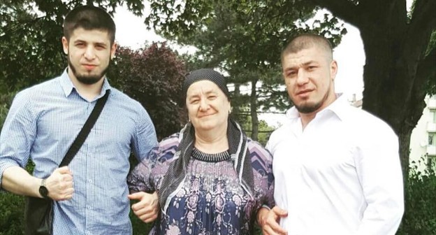 Мурад Асламханов (слева) с матерью и братом. Фото предоставлено "Кавказскому узлу" родственниками Асламханова.