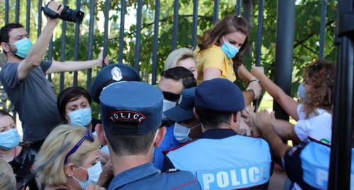 Задержание участников акции в поддержку жителей Джермука 10 августа. Фото Тиграна Петросяна для "Кавказкого узла" Задержание участников акции в поддержку жителей Джермука 10 августа. Фото Тиграна Петросяна для "Кавказкого узла"
