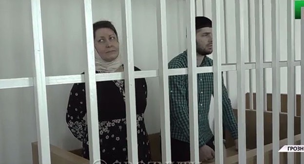 Лизан Исакова и ее сын Хазбулат в зале суда. Кадр видео ЧГТРК groznytv https://www.instagram.com/p/CFiD1hIpykr/