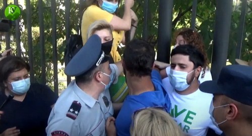 Задержание зашитников Амулсара. Скришот видео "Кавказского узла", https://www.youtube.com/watch?time_continue=5&v=sCMT9Y8oDgc&feature=emb_logo Задержание зашитников Амулсара. Скришот видео "Кавказского узла", https://www.youtube.com/watch?time_continue=5&v=sCMT9Y8oDgc&feature=emb_logo