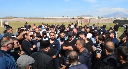 Жители Ахалкалаки обсуждают события в зоне карабахского конфликта. Скршот видео канала 
RADIO NOR https://www.youtube.com/watch?v=OfXC-fUW1ZA