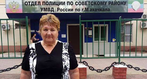 Елена Барзукаева у здания отдела полиции по Советскому району Махачкалы. 21 августа 2020 г. Фото Расула Магомедова для "Кавказского узла"
