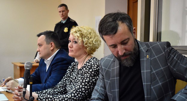 Анастасия Шевченко с адвокатами в зале суда. Фото Константина Волгина для "Кавказского узла" 
