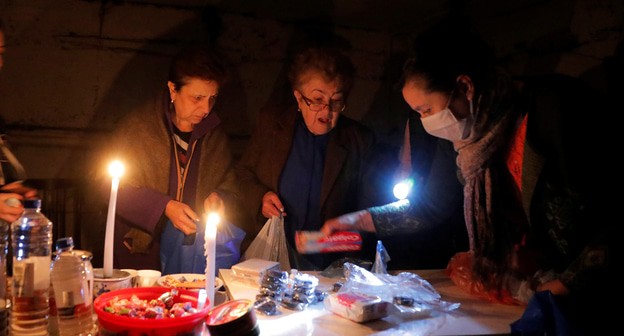 Жители Степанакерта собираются на ночь в подвале здания, используя его в качестве бомбоубежища, 7 октября 2020 года. REUTERS/Stringer
