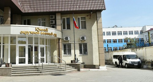 Сотрудник спецназа у военного суда в Ростове-на-Дону, 2019 год. Фото Константина Волгина для "Кавказского узла" Сотрудник спецназа у военного суда в Ростове-на-Дону, 2019 год. Фото Константина Волгина для "Кавказского узла"