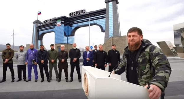 Рамзан Кадыров на открытии арки при въезде в Грозный 5 октября 2020 года. Стоп-кадр видео https://vk.com/video279938622_456243573