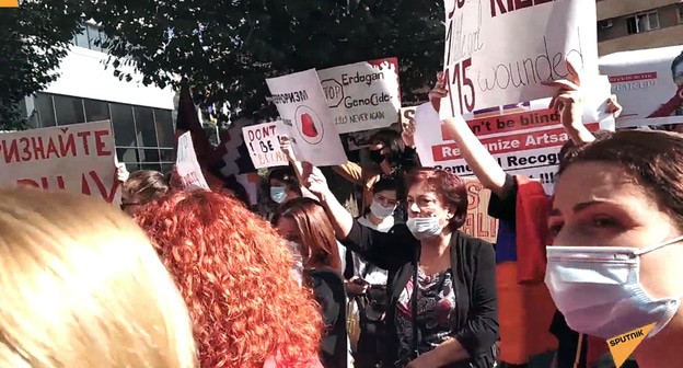 Участники акции требуют у представителей офиса ООН в Ереване отправиться на передовую и своими глазами увидеть, что там происходит.
Фото: кадр видео SPUTNIK https://ru.armeniasputnik.am/karabah/20201019/24970113/Ne-vidite-muzhchin-uslyshte-zhenschin--zhitelnitsy-Karabakha-proveli-aktsiyu-u-ofisa-OON.html