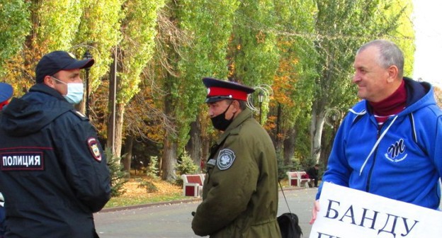 Пикетчик Владимир Тельпук общается с полицейскими. Волгоград, 25 октября 2020 года. Фото Вячеслава Ященко для "Кавказского узла".