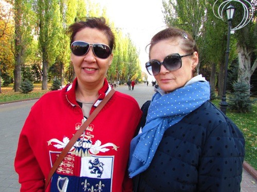 Волгоградки Евгения и Наталия, проявившие интерес к лозунгам пикетчиков. Волгоград, 25 октября 2020 года. Фото Вячеслава Ященко для "Кавказского узла".