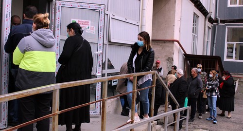 Начало очереди на избирательный участок, другая часть стоит в проеме выхода со двора на улицу, 31 октября 2020 г. Фото Инны Кукуджановой для "Кавказского узла"
