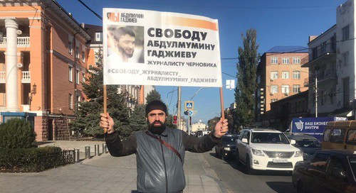 Активист Зияутдин Увайсов во время одиночного пикета в Махачкале. Фото Ильяса Капиева для "Кавказского узла". Активист Зияутдин Увайсов во время одиночного пикета в Махачкале. Фото Ильяса Капиева для "Кавказского узла".