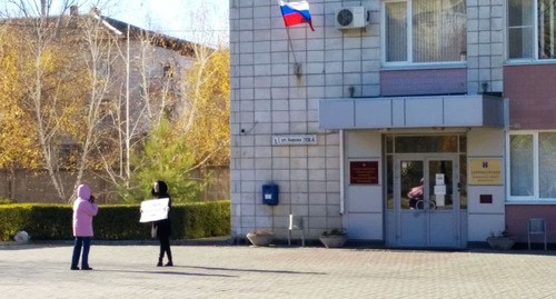 Пикет Зарины Аслановой. Волгоград, 10 ноября 2020 г. Фото Татьяны Филимоновой для "Кавказского узла" Пикет Зарины Аслановой. Волгоград, 10 ноября 2020 г. Фото Татьяны Филимоновой для "Кавказского узла"