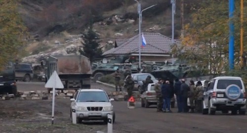 Пост между Степанакертом и Шуши. 13 ноября 2020 г. Стоп-кадр видео https://ru.armeniasputnik.am/video/20201113/25314102/Na-doroge-iz-Stepanakerta-v-Shushi-uzhe-ustanovlen-KPP-rossiyskikh-mirotvortsev--video.html Пост между Степанакертом и Шуши. 13 ноября 2020 г. Стоп-кадр видео https://ru.armeniasputnik.am/video/20201113/25314102/Na-doroge-iz-Stepanakerta-v-Shushi-uzhe-ustanovlen-KPP-rossiyskikh-mirotvortsev--video.html