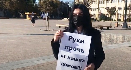 Жительница Семендера в одиночном пикете. Махачкала, 9 ноября 2020 г. Стоп-кадр видео https://www.youtube.com/watch?v=OgDJfaAPfEY&feature=emb_title Жительница Семендера в одиночном пикете. Махачкала, 9 ноября 2020 г. Стоп-кадр видео https://www.youtube.com/watch?v=OgDJfaAPfEY&feature=emb_title