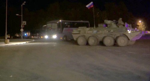 Российские миротворцы сопровождают 19 автобусов с беженцами 15 ноября 2020 года. Фото пресс-службы МО России http://mil.ru/russian_peacekeeping_forces/news/more.htm?id=12324807@egNews