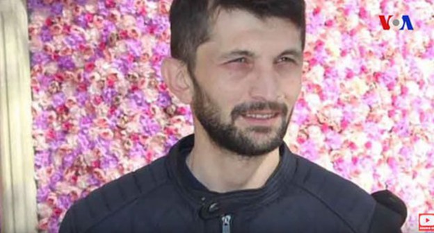 Полад Асланов. Кадр  видео Youtube-канала Amerikanın Səsi 
https://www.youtube.com/watch?v=p-8biHhxt2M